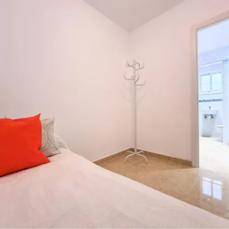 Junto Paseo Maritimo Piscinas Jardines Y Parking