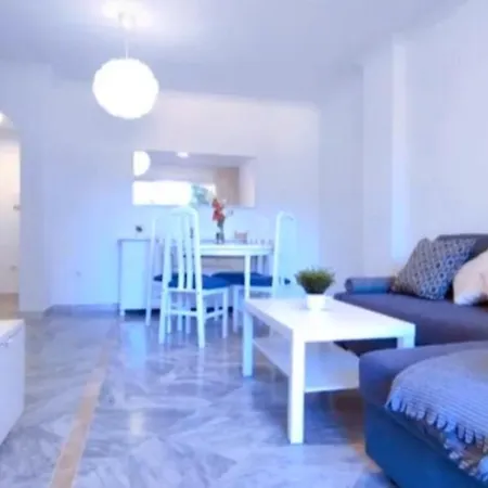 Junto Paseo Maritimo Piscinas Jardines Y Parking Marbella