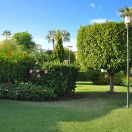Junto Paseo Maritimo Piscinas Jardines Y Parking