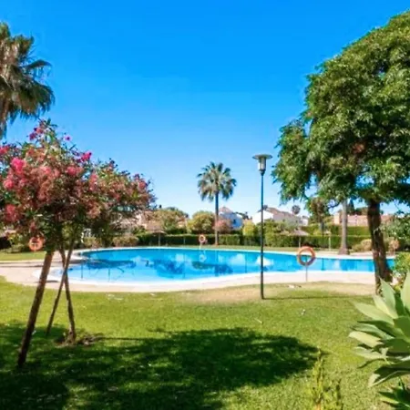 Junto Paseo Maritimo Piscinas Jardines Y Parking Marbella