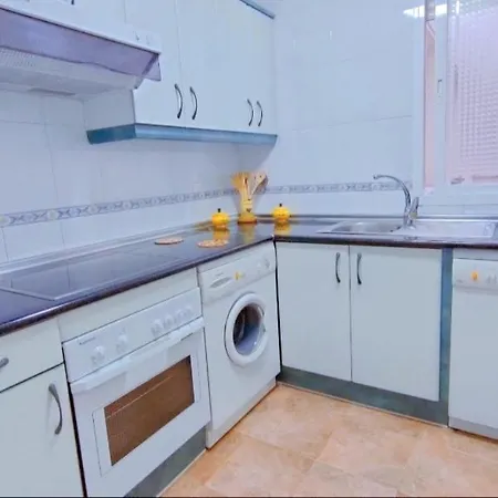 Junto Paseo Maritimo Piscinas Jardines Y Parking